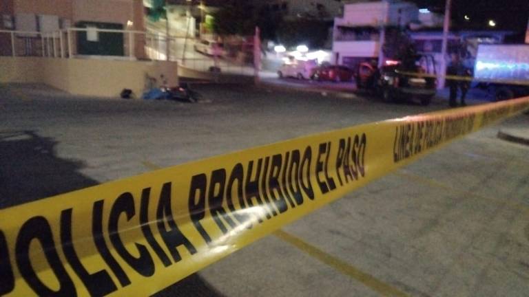Un motociclista joven murió al ser atacado a balazos mientras transitaba por el sector Ciudades Hermanas en Culiacán.