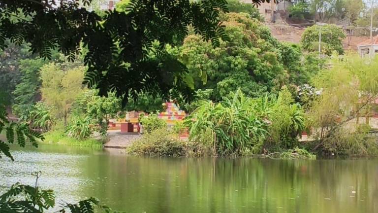 Los vecinos solicitan al Ayuntamiento iniciar el desfogue del cuerpo de agua para prevenir inundaciones en las viviendas cercanas.