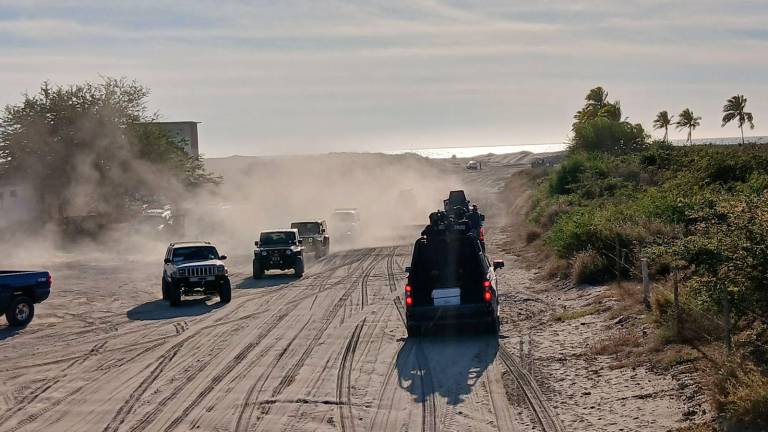 Corporaciones estatales y federales desplegaron acciones preventivas en playas del municipio ante la concentración de vehículos y familias.