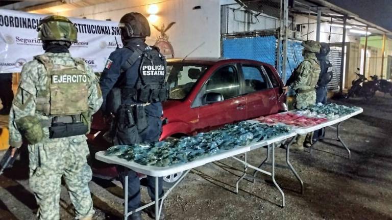 Policías municipales y elementos del Grupo Interinstitucional aseguraron el vehículo y las sustancias localizadas en su interior en el Fraccionamiento Chulavista.