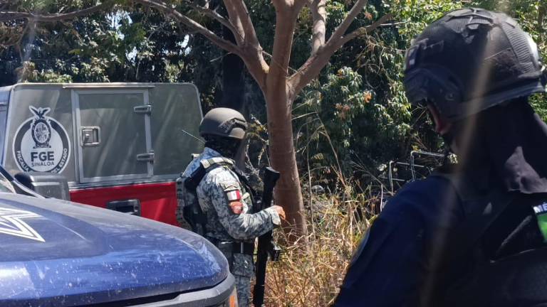 Autoridades federales mantienen bajo resguardo la zona del ataque armado en el municipio de Escuinapa.
