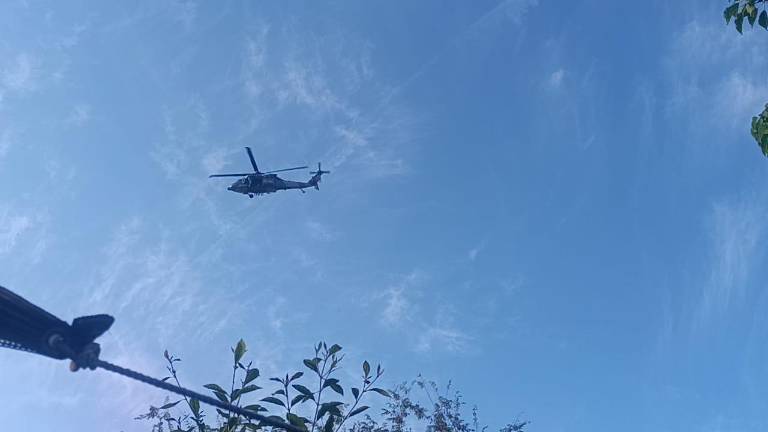Un helicóptero de la Secretaría de Marina realiza sobrevuelos sobre la cabecera municipal de Escuinapa.