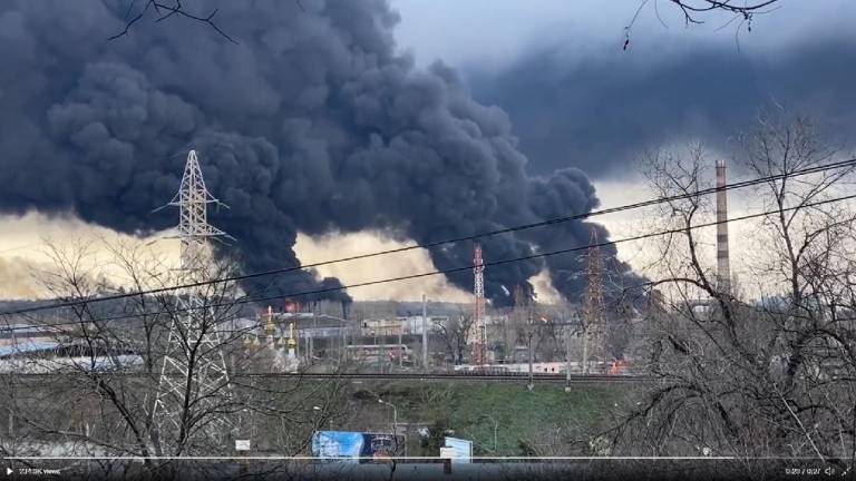 Rusia destruye dos refinerías en Ucrania.