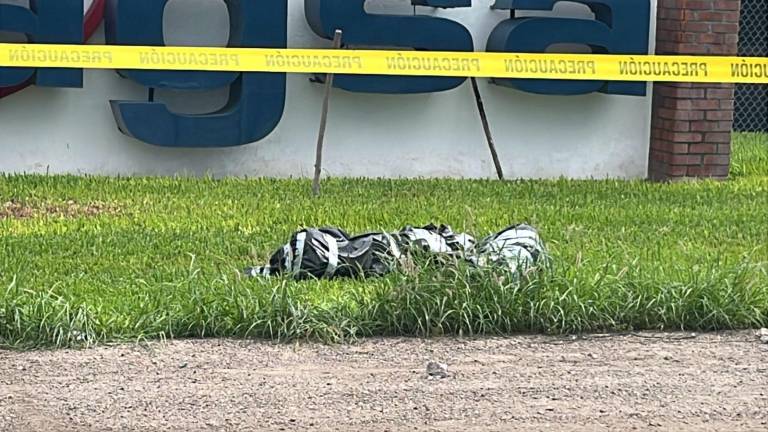 Dos cuerpos sin vida fueron abandonados al exterior de una empresa agrícola, en las inmediaciones de la carretera conocida como “La 20”.