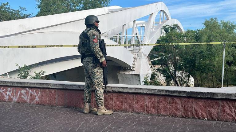 Militares resguardaron el área donde fue encontrado el cuerpo de una persona sin vida en el río Tamazula, en Culiacán.