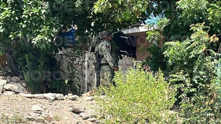 Elementos del Ejército resguardan la vivienda donde un hombre fue asesinado a balazos en Culiacán.