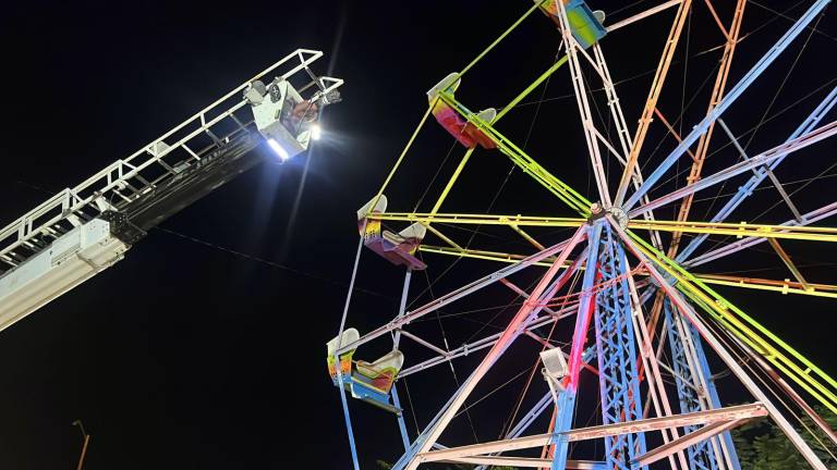 Personal de Protección Civil y Bomberos realizó el rescate de usuarios varados en la rueda de la fortuna del Parque Culiacán 87.