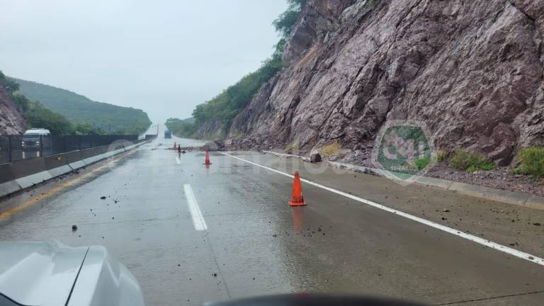 Tramo del Libramiento Mazatlán cerrado de manera parcial por un deslave.