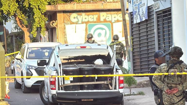 En el lugar se alcanzó a observar una camioneta que llevaba consigo al menos seis tambos, en los que se presume habría alguna especie de sustancia ilícita.