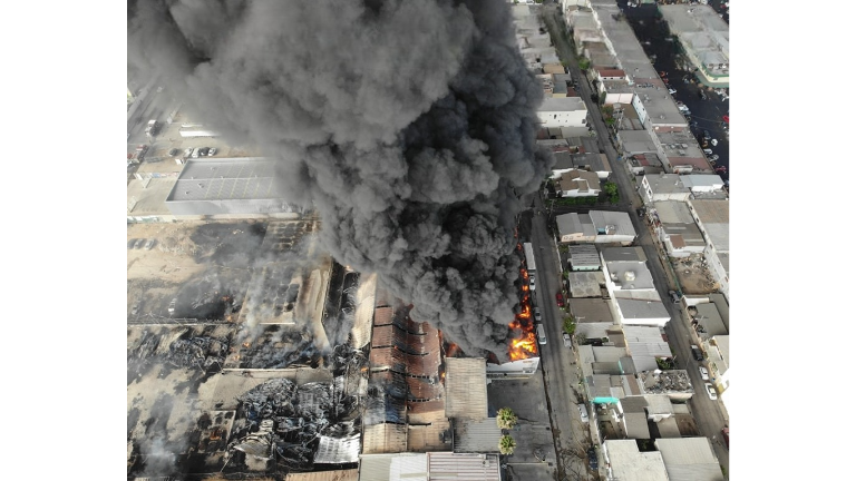 Arrasa incendio con fábrica de esponjas en Tijuana