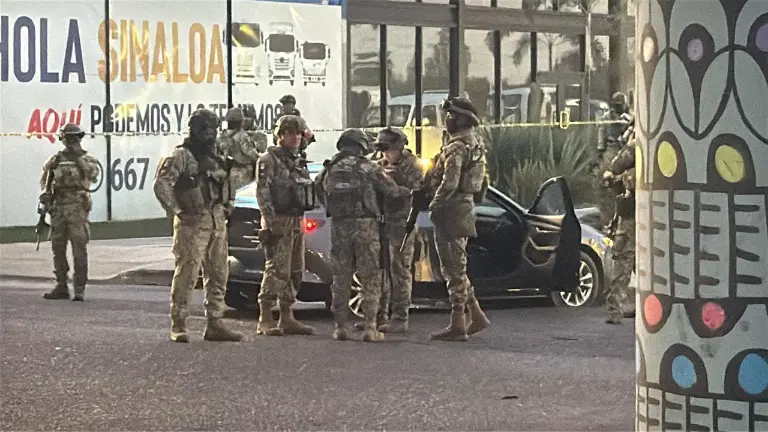 Un automóvil con múltiples impactos de bala fue localizado abandonado debajo del puente a desnivel del sector Del Valle, en Culiacán.