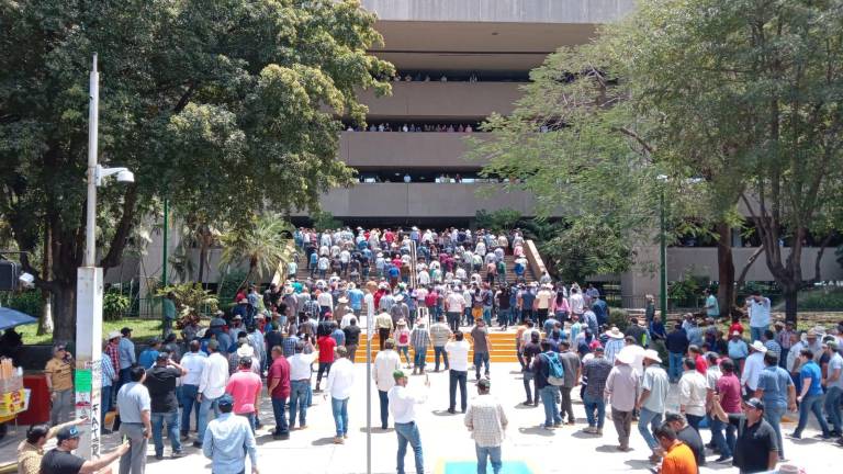 El primer contingente de agricultores llega a Palacio de Gobierno en la protesta para exigir mejores precios para el maíz.