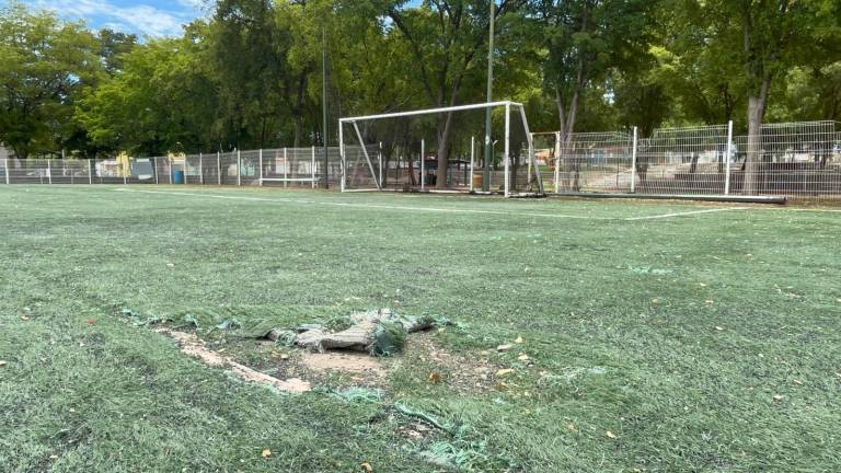 Durante un recorrido realizado este martes por Noroeste, se constató que la superficie de juego presenta áreas desgastadas y desprendidas.