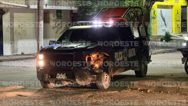 La patrulla chocó contra un automóvil cuando circulaba por la Carretera Internacional México 15 durante la madrugada de este domingo.