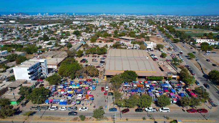 Los comerciantes del tianguis de la Colonia Flores Magón fueron reubicados junto al mercado municipal del asentamiento para dar paso a la remodelación de la plazuela en la que se instalaban.