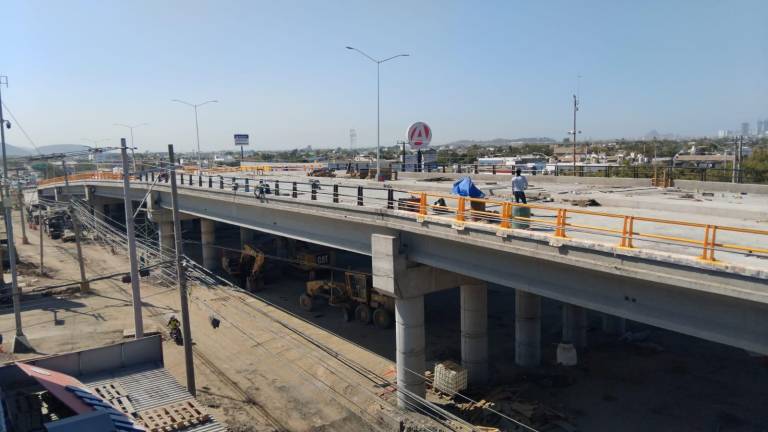 La obra del puente vehicular de la Colosio continúa en construcción.