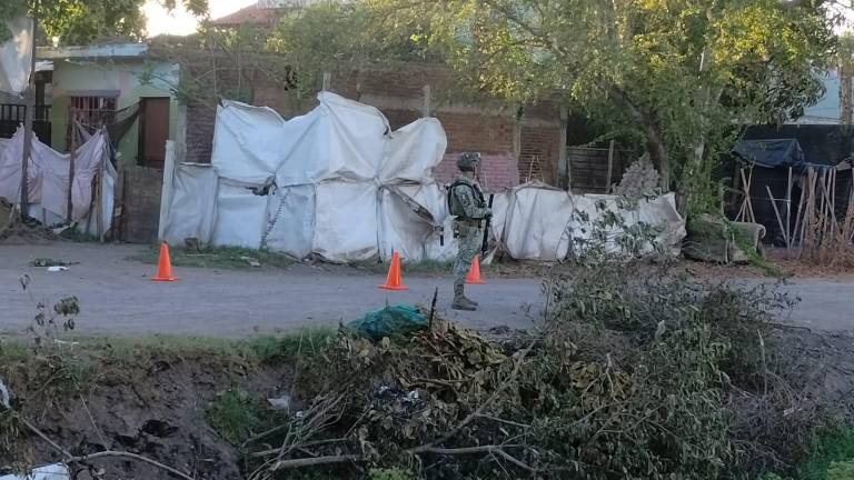 Militares resguardaron la zona tras el ataque a un domicilio en La Amistad, donde quedó un hombre sin vida.