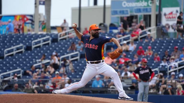 José Urquidy será revaluado el martes tras molestias en su antebrazo derecho