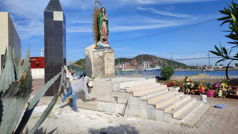 Embellecen a la Virgen de La Puntilla en Mazatlán previo al 12 de diciembre
