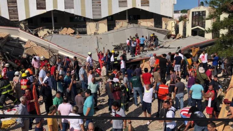 Decenas de personas quedaron atrapadas bajo los escombros al colapsar el techo de una iglesia en Ciudad Madero, Tamaulipas.