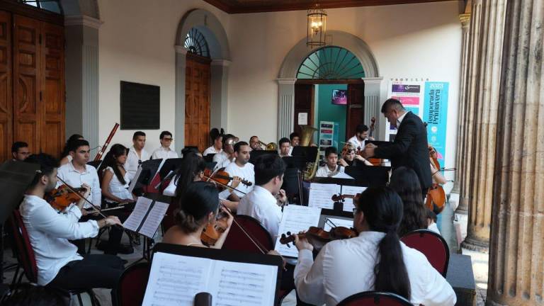 El maestro Juan Carlos Chavarría Reyes dirigió la Orquesta Juvenil del CMA.