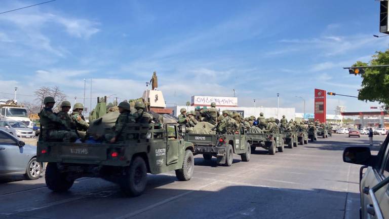 Un despliegue de varios vehículos del Ejército Mexicano circula por la calles de Culiacán.