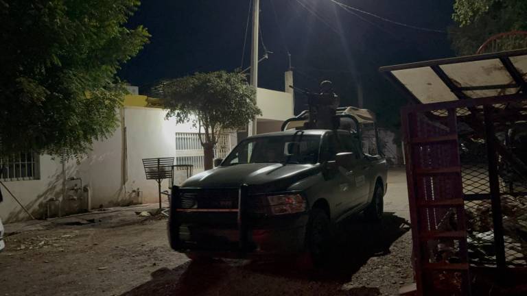 Militares resguardan vivienda tras ataque armado en Antonio Toledo Corro, al sur de Culiacán.