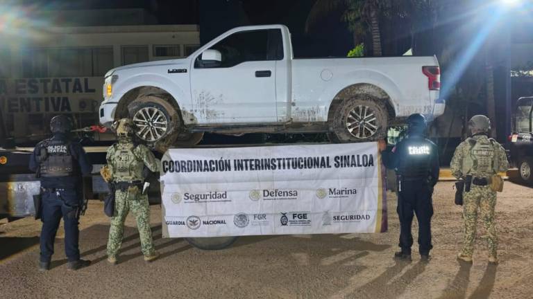 Autoridades estatales detienen a civil y aseguran camioneta cuando estaba estacionado entre la maleza.