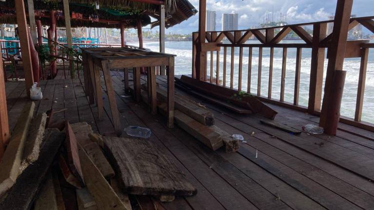 Daños registrados en las palapas ubicadas en la playa sobre la Avenida del Mar.