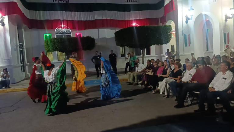 Con un número de danza iniciaron los festejos.