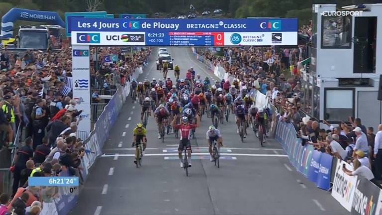 La carrera se decide en el esprint final.