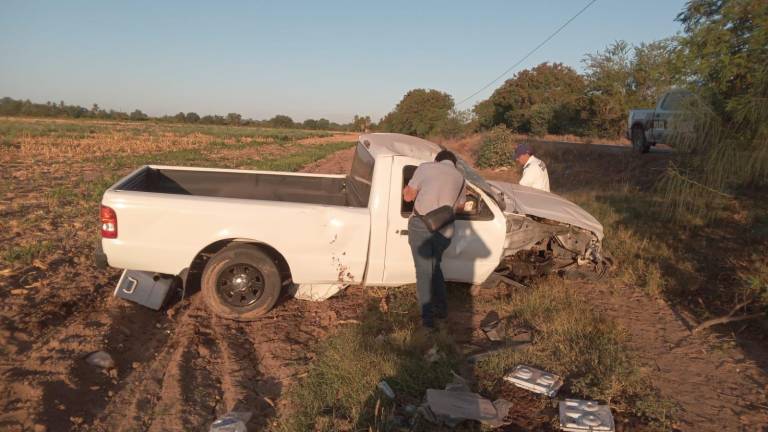 Por causas desconocidas, el conductor perdió el control del volante, lo que ocasionó que la unidad abandonara la cinta de rodamiento.