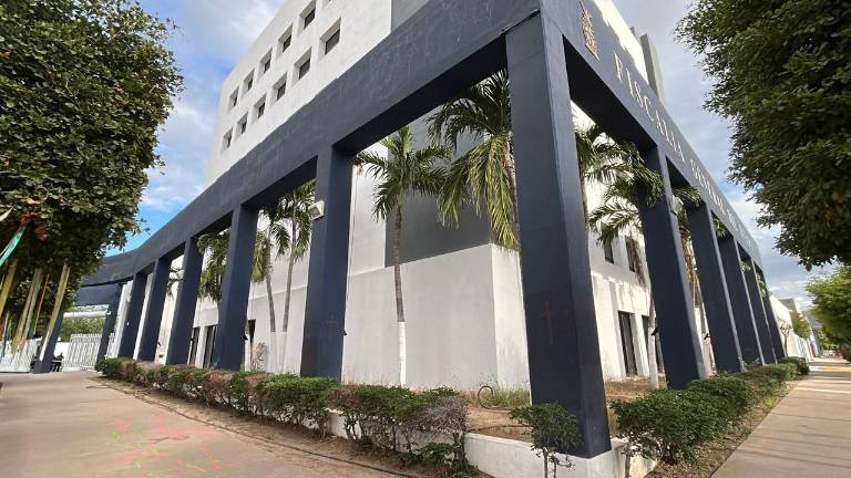 Apenas unas horas después de la protesta, la Fiscalía de Sinaloa borra las pintas que colectivas feministas dejaron en las instalaciones reclamando justicia para las mujeres.