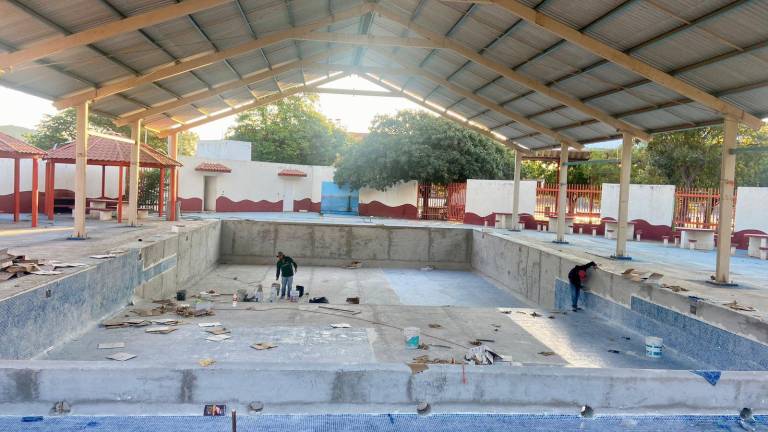 El espacio se encontraba fuera de servicio por su deterioro, y ahora se realizan trabajos de demolición, retiro de revestimiento, colocación de concreto, instalación de tubería, bombas, válvulas y alumbrado.