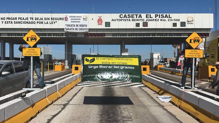 Toma de la caseta El Pisal, en Culiacán, de parte de productores agrícolas que se unen al Paro Nacional.