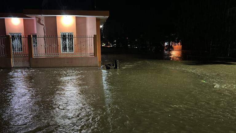 Vecinos de Tecualilla, Escuinapa, alertaron sobre el incremento del agua en las calles durante las lluvias registradas la noche de este sábado.