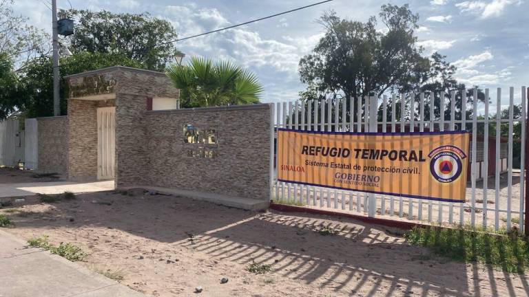 Albergue habilitado en la comunidad El Colorado, en Ahome, ante las afectaciones por el mar de fondo.