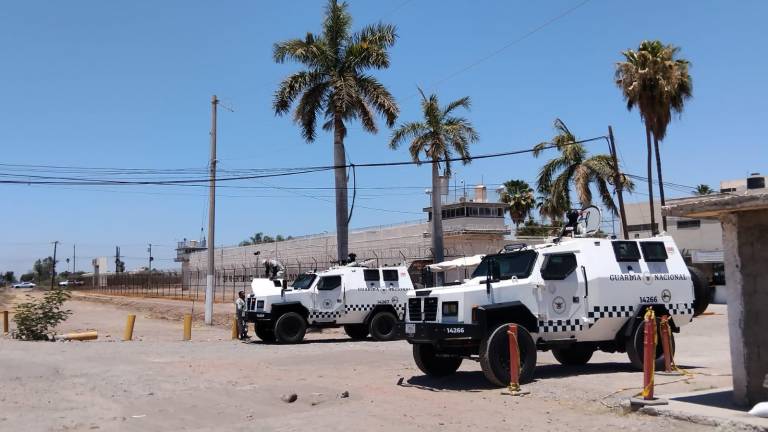 Tras una semana de haberse registrado una balacera en el penal de Culiacán, autoridades han intensificado las inspecciones a su interior.