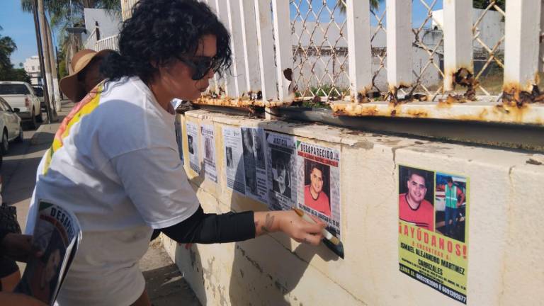Integrantes del colectivo Por Las Voces Sin Justicia colocaron fichas de búsqueda en distintas avenidas de Mazatlán durante la jornada “Búsqueda en Vida”.