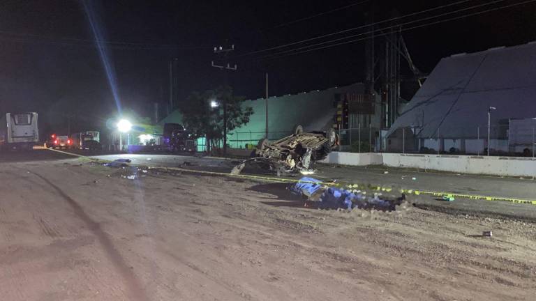 Auto choca contra tráiler estacionado en Culiacán y mueren tres personas