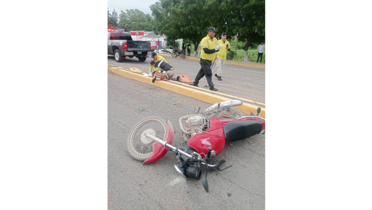 Trascendió que el hecho se dio tras impactarse contra la guarnición del boulevard y luego derrapar, en la entrada a la cabecera de Rosario.