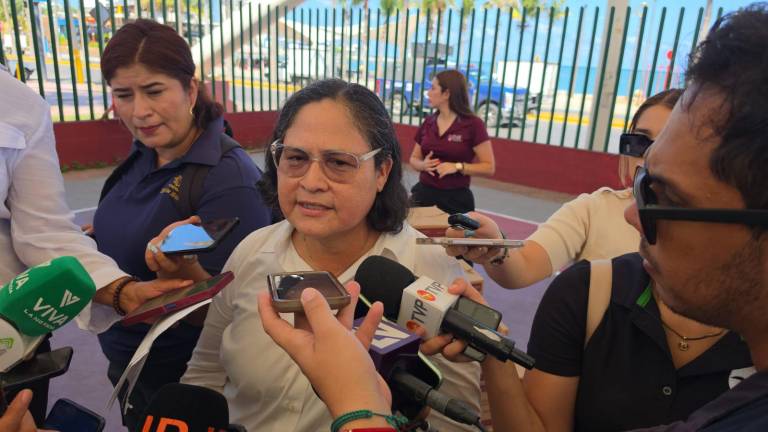 Minerva Osuna Zavala, Síndica Procuradora de Mazatlán, habla de la supervisión en los daños al malecón por las marejadas.