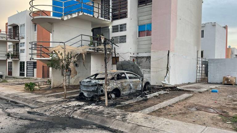 Vehículo incendiado en un domicilio de la Zona Dorada, en Culiacán, donde ya habían baleado el inmueble.