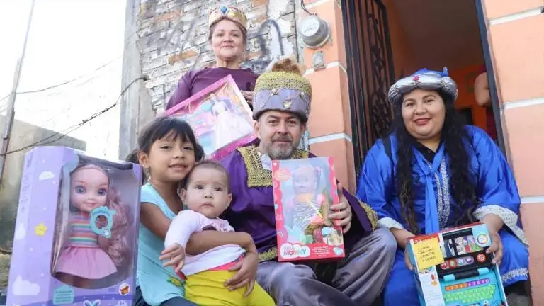 Esta iniciativa vuelve a encender la invitación a la comunidad porteña para convertirse, aunque sea por un instante, en mensajera de esperanza y deseo para decenas de niños.