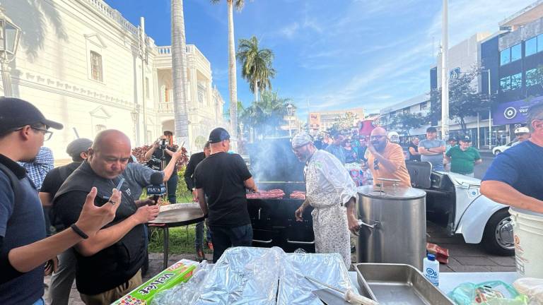 Ciudadanos fueron convocados a participar en una “carnita asada por la paz, libertad y esperanza” afuera del Ayuntamiento de Culiacán este martes.