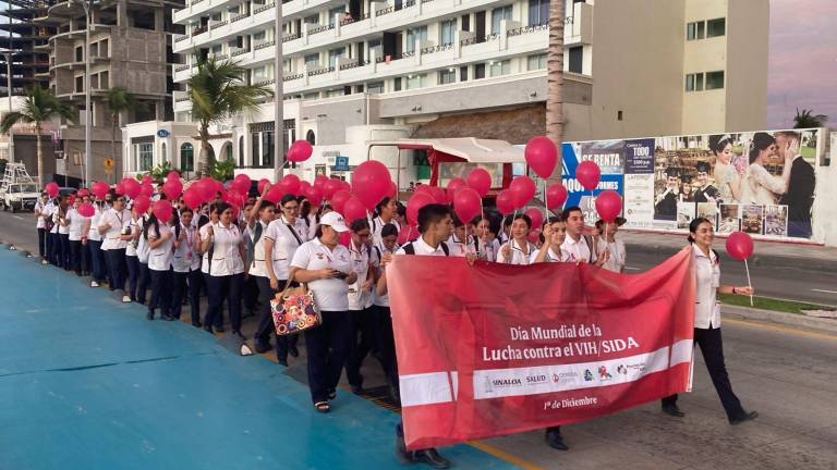 Un grupo nutrido de alumnos marchó con globos rojos en la mano.