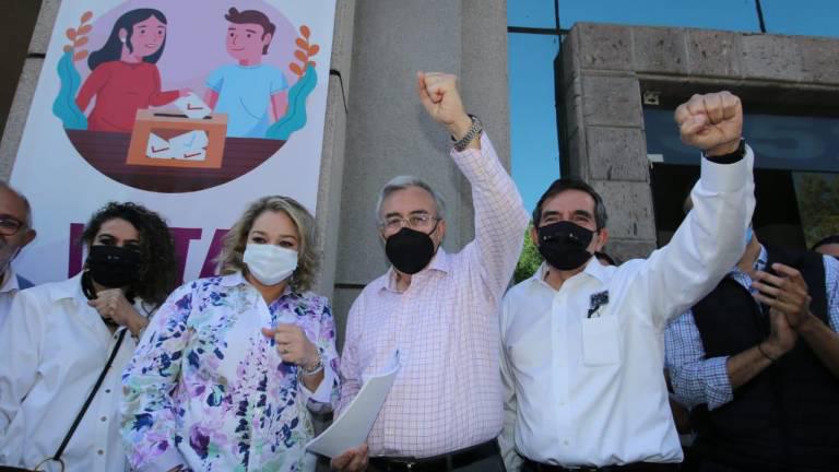 Foto temática: Rubén Rocha Moya en su registro ante el IEES.