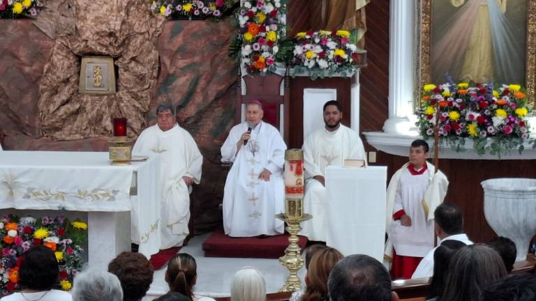 Monseñor Mario Espinosa encabezó la eucaristía y pidió por la paz en Sinaloa.
