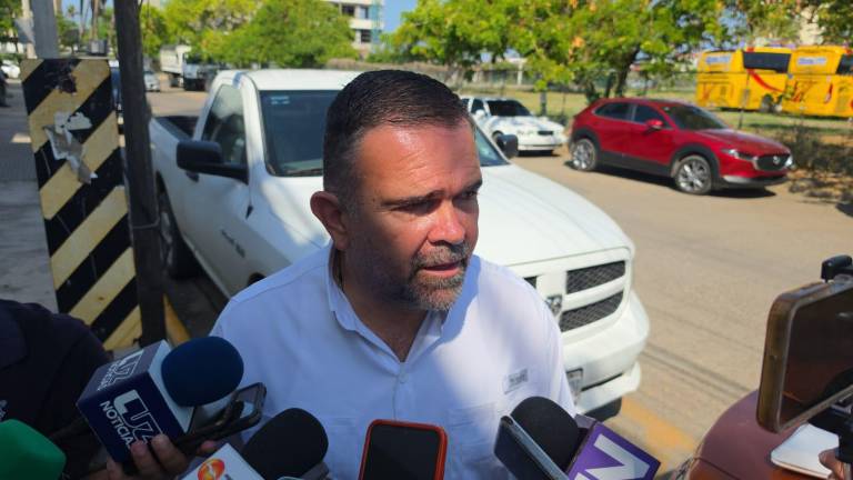 El coordinador de Protección Civil en Mazatlán, Óscar Osuna Tirado, informa sobre la situación de la Presa Picachos.