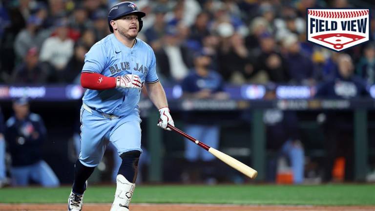 Alejandro Kirk pega jonrón de tres carreras.